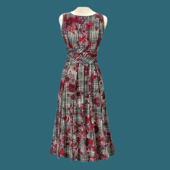 NorthStyle Dresses & Skirts - NorthStyle Plaid Red Roses Print Dress